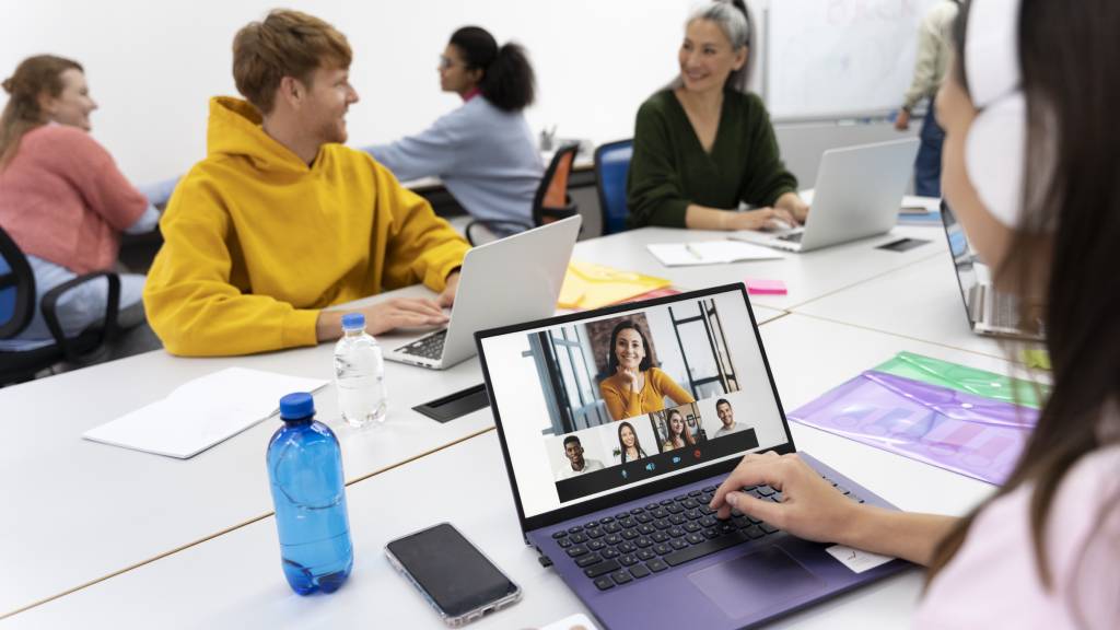 Virtual Conferences for Corporate Training - Bridging Gaps with Technology